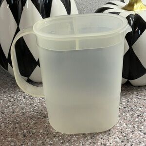 Tupperware 40 oz Pitcher & Lid